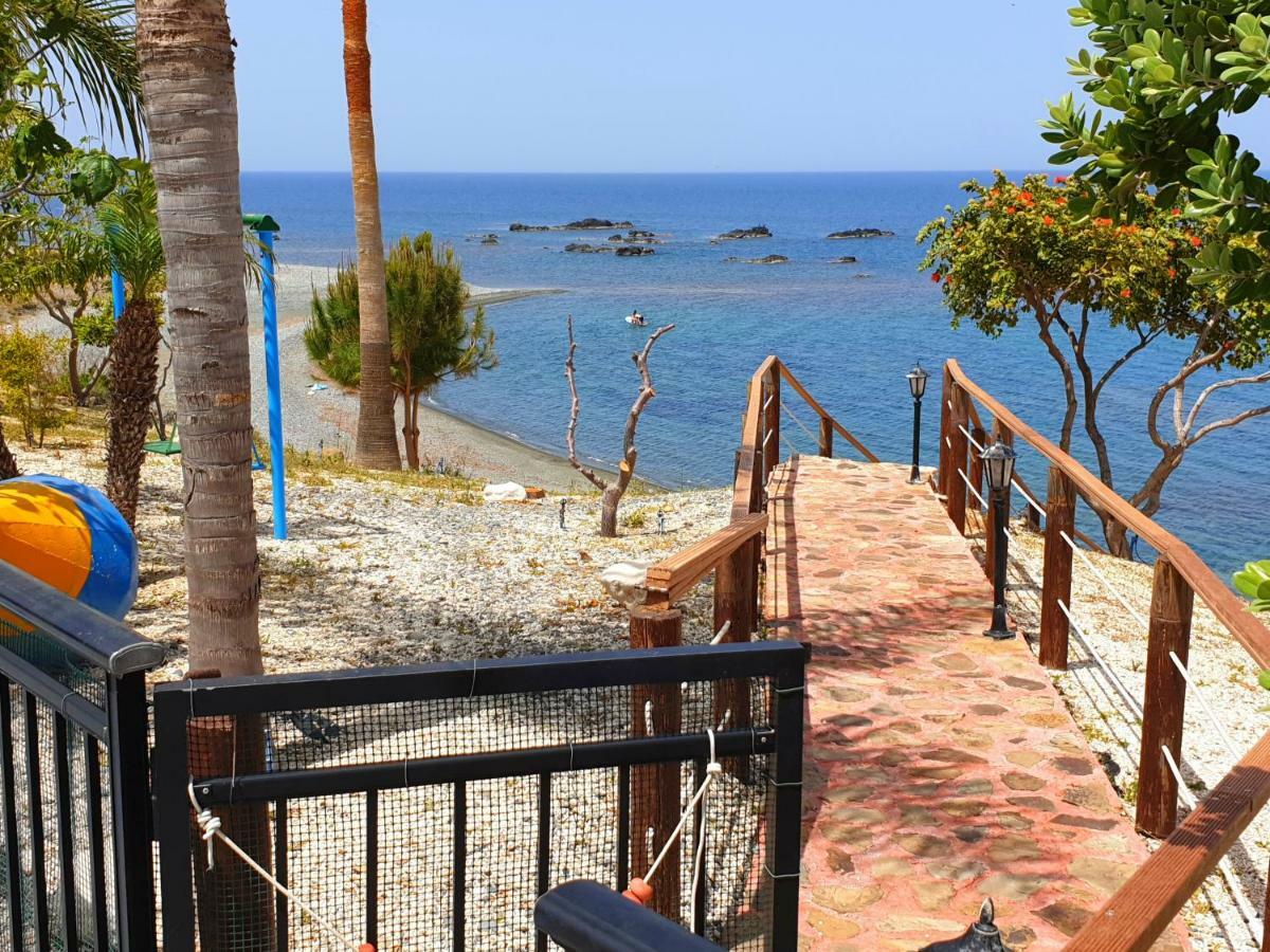 Astrofegia Beachfront Villa 波莫斯 外观 照片